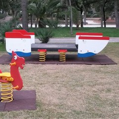 Mattonelle di gomma nel parco giochi della Villa comunale