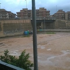 Via Giachetti si trasforma in una piscina di fango e pozzanghere con pioggia