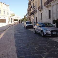 Via San Giorgio, tante auto e pilomat funzionanti a metà