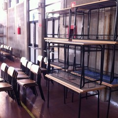 Consegnati nuovi banchi in alcune scuole primarie della città