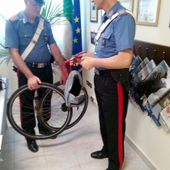 Sorpresi a rubare ruote di biciclette: arrestati due giovani tranesi