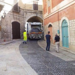 Mezzo della nettezza urbana bloccato su via Prologo