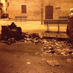 Cassonetto in fiamme