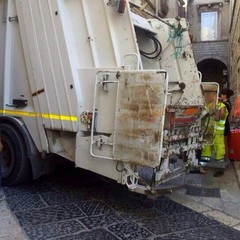 Mezzo della nettezza urbana bloccato su via Prologo