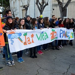 Marcia della pace, centinaia di ragazzi per le vie di Trani