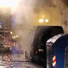 Furgone in fiamme in via Bovio