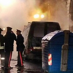 Furgone in fiamme in via Bovio