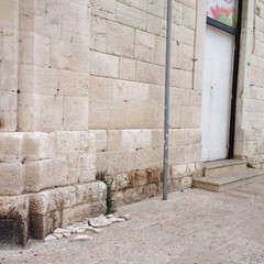 Resti della targa in pietra di palazzo Quercia