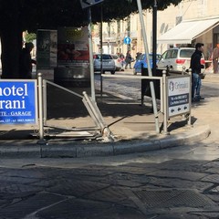 Auto distrugge la segnaletica e le transenne parapedonali in Piazza della Repubblica