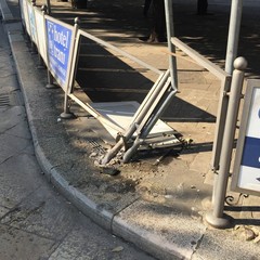 Auto distrugge la segnaletica e le transenne parapedonali in Piazza della Repubblica