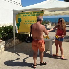 Spiagge sporche, l'Amiu distribuisce i posaceneri