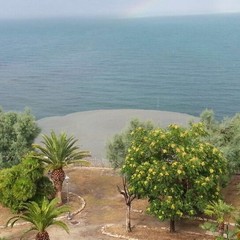 Maltempo: auto bloccate e tanta sporcizia in mare