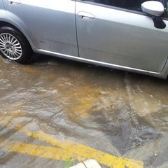 Maltempo: auto bloccate e tanta sporcizia in mare