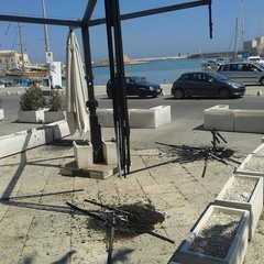 Ombrelloni bruciati ad uno dei locali del porto