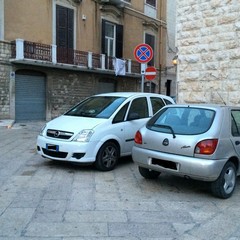 Parcheggio selvaggio sul sagrato di Santa Chiara