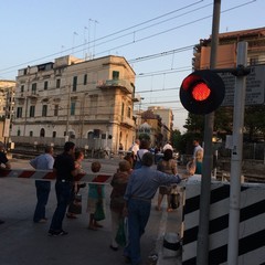 Treni bloccati e passaggio a livello di Trani in tilt