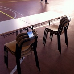 Consegnati nuovi banchi in alcune scuole primarie della città