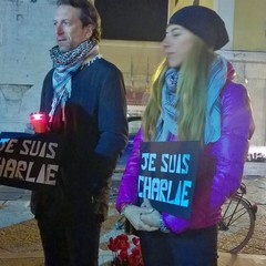 "Je Suis Charlie", candele e matite alzate in Piazza Libertà