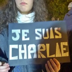 "Je Suis Charlie", candele e matite alzate in Piazza Libertà