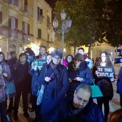 "Je Suis Charlie", candele e matite alzate in Piazza Libertà