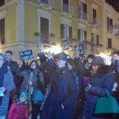 "Je Suis Charlie", candele e matite alzate in Piazza Libertà