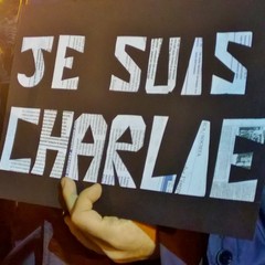 "Je Suis Charlie", candele e matite alzate in Piazza Libertà