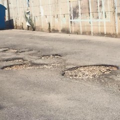 Viale Germania, asfalto disastrato e ricco di buche