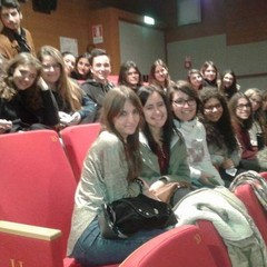 Classi del De Sanctis agli spettacoli teatrali de "Il carro dei comici"