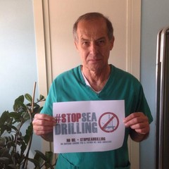 Domenico Santorsola con il cartello NoTriv