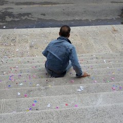 Riso e coriandoli sulla scalinata del Comune, in ospedale un 65enne