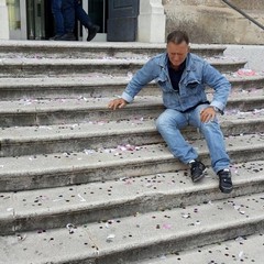 Riso e coriandoli sulla scalinata del Comune, in ospedale un 65enne