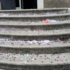 Riso e coriandoli sulla scalinata del Comune, in ospedale un 65enne