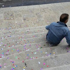 Riso e coriandoli sulla scalinata del Comune, in ospedale un 65enne