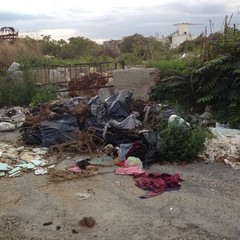 Rifiuti nella zona alle spalle dell'hotel Trani