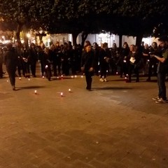 Docenti in piazza in un flash mob contro DDL sulla riforma scolastica