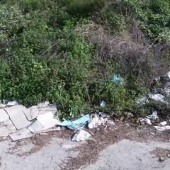 Sacchi d'immondizia ad ogni imbocco della 16 bis