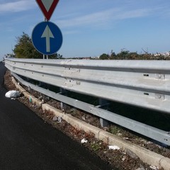 Sacchi d'immondizia ad ogni imbocco della 16 bis