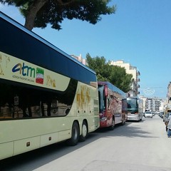 Caos bus turistici in via Bovio e Piazza Gradenico