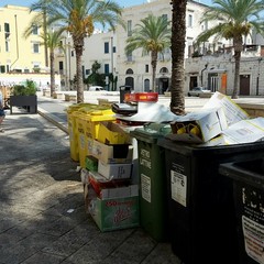 Sporcizia in piazza Teatro