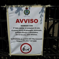 Cani all'interno della villa comunale: ora si può