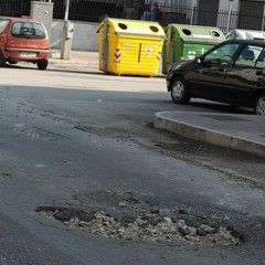 Buca del manto stradale in Via Pisa
