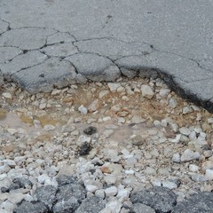 Buca del manto stradale in Via Pisa