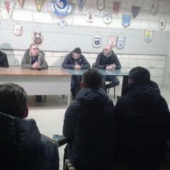 Calciatori della Vigor ascoltano il presidente Savi