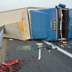 Camion con angurie si ribalta sull'A14 tra Andria e Trani