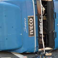 Camion con angurie si ribalta sull'A14 tra Andria e Trani