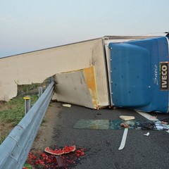 Camion con angurie si ribalta sull'A14 tra Andria e Trani