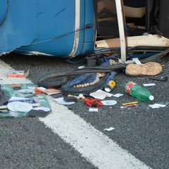 Camion con angurie si ribalta sull'A14 tra Andria e Trani