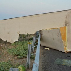 Camion con angurie si ribalta sull'A14 tra Andria e Trani