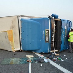 Camion con angurie si ribalta sull'A14 tra Andria e Trani