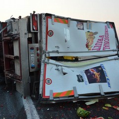 Camion con angurie si ribalta sull'A14 tra Andria e Trani